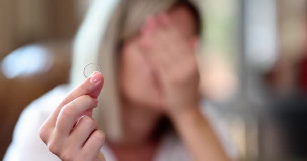 Kobieta Płacząca Trzymająca Obrączkę Rękach Zbliżenie Filmu Slow Motion Niewierność — Wideo stockowe