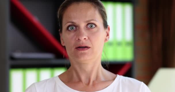 Przerażona Kobieta Patrząca Przez Palce Film Zwolnionym Tempie Koncepcja Przemocy — Wideo stockowe