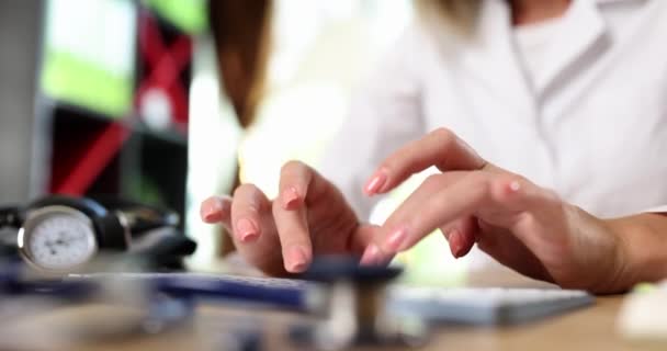 Γιατρός Γυναίκα Χέρια Πληκτρολογώντας Στον Υπολογιστή Πληκτρολόγιο Closeup Ταινία Αργή — Αρχείο Βίντεο