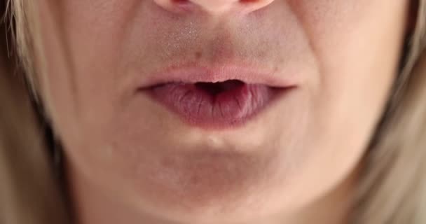 Kvinna Trycka Pekfingret Hennes Läppar Och Visar Gest För Att — Stockvideo