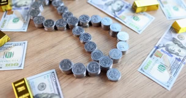 Знак Долара Зроблений Монет Лежать Серед Доларових Купюр Золотих Батончиків — стокове відео