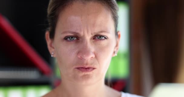 Mulher Cansada Trazendo Para Rosto Pedaço Papel Com Sorriso Triste — Vídeo de Stock