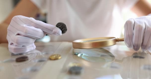 Numismatico Guanti Bianchi Guardando Monete Antiche Con Lente Ingrandimento Primo — Video Stock