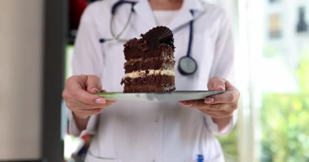 医生营养师手拿着一块蛋糕 近距离拍摄4K片慢镜头 食品概念中蛋白质脂肪碳水化合物的比例 — 图库视频影像