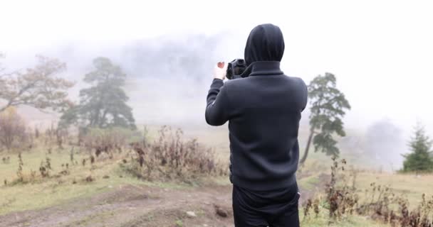 작가가 비디오 카메라로 자연의 사진을 찍으면서 슬로우 모션을 되돌아 봅니다 — 비디오