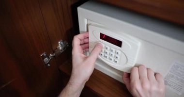 Gizli asma kilit numarası ve şifre korumasını devredin. Otel odasında güvende.