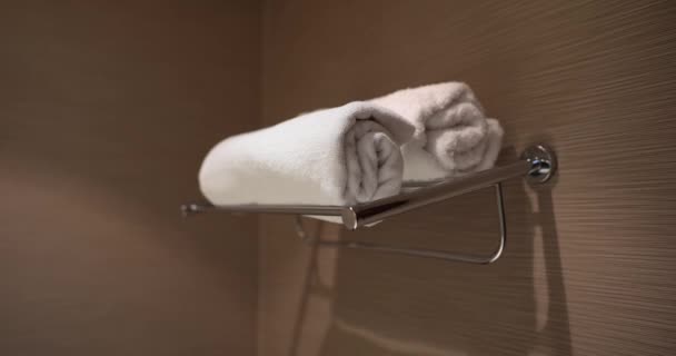 Dwa Białe Ręczniki Półce Pod Prysznicem Usługi Spania Lub Hotelarskie — Wideo stockowe