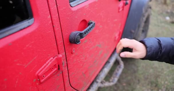 Туристичний Мандрівник Відкриває Брудні Двері Джип Позашляховий Грязьовий Джип Тур — стокове відео