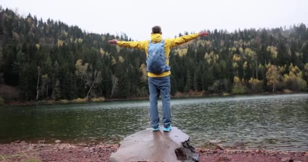 Blogueiro Turístico Masculino Chega Destino Por Lago Estilo Vida Viagem — Vídeo de Stock