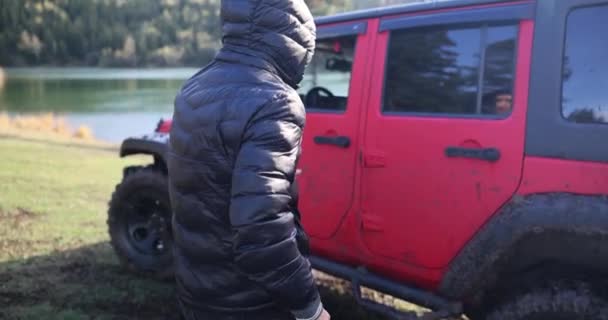 Uomo Corre Aprendo Porta Della Jeep Suv Rossa Bogushy Nella — Video Stock