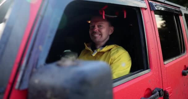 Duygusallık Çığlığı Atan Gülümseyen Araba Kullanan Bir Jip Road Yarışı — Stok video