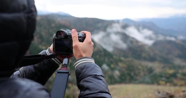 Landscape Photographer Blogger Takes Pictures Mountains Nature Professional Photography Equipment — Stock Video