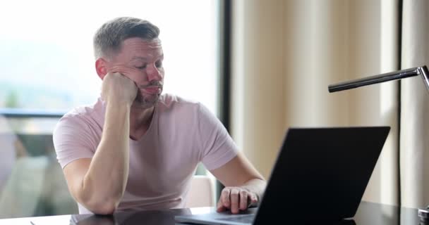 Portret Smutnego Niezadowolonego Mężczyzny Pracującego Laptopie Problemy Finansowe Pracy — Wideo stockowe