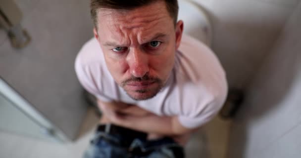 Een Man Met Diarree Verstopping Aambeien Constipatie Bij Volwassenen Oorzaken — Stockvideo