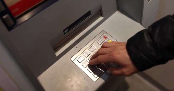 Pessoa Usa Máquina Atm Retirar Dinheiro Serviços Serviços Bancários Atm — Vídeo de Stock