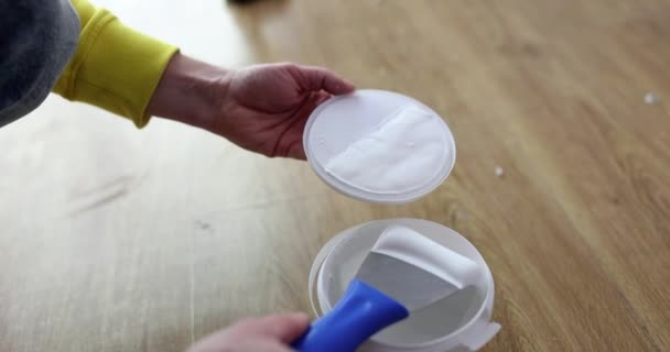 Maestro Reparador Sacando Masilla Con Espátula Plástico Frasco Primer Plano — Vídeo de stock