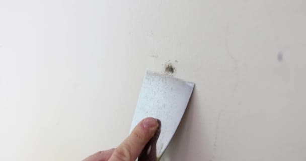 Tamirci Duvardan Çıkan Çimentoyu Spatula Ile Temizliyor Kapalı Çekim Yavaş — Stok video