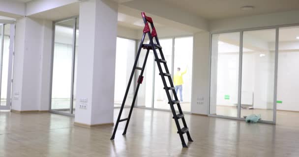 修理4K映画スローモーションのための部屋に建設はしご立っている 修理設備概念 — ストック動画