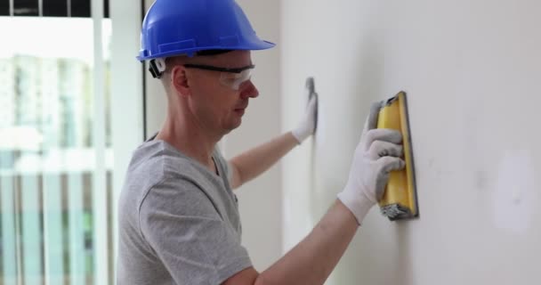 Constructor Masculino Limpiando Paredes Con Rascador Cemento Yeso Película Cámara — Vídeos de Stock