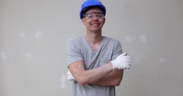戴着头盔和护目镜 微笑着建造者 展示他们的大拇指和4K电影的慢动作 专业质量维修和完成工作概念 — 图库视频影像