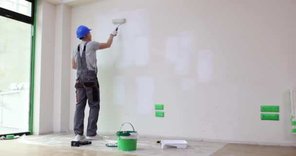Constructor Casco Protector Mono Uniforme Pintando Pared Con Rodillo Película — Vídeos de Stock