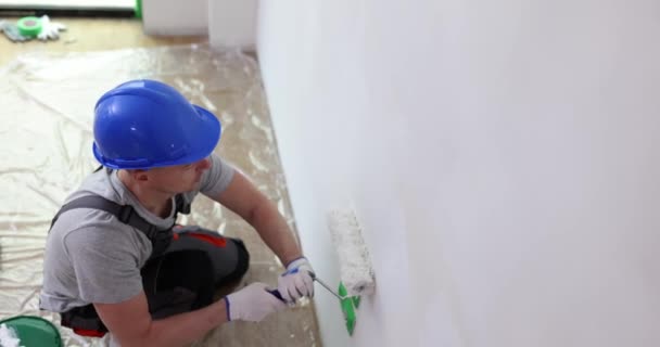 Constructor Con Casco Pintura Pared Con Rodillo Película Cámara Lenta — Vídeo de stock
