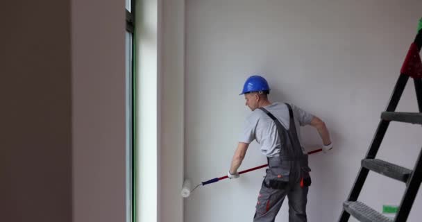 Αρσενικό Επισκευαστής Ζωγραφική Τοίχους Του Διαμερίσματος Λευκό Χρησιμοποιώντας Ρολό Χρώμα — Αρχείο Βίντεο