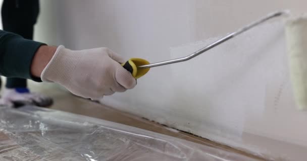 Constructor Pared Pintura Mano Blanco Con Rodillo Primer Plano Película — Vídeos de Stock