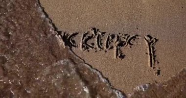 Deniz dalgası sahilde batan mesajları temizler. Dünya enflasyonu ve turizm sektörü krizi