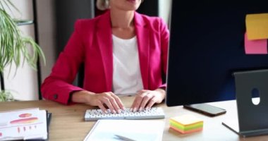 Kadın klavyeye yazı yazıyor ve selamla el sallıyor. Çevrimiçi ders veya uzaktan iletişim