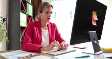 İnternet sorunu ya da e-posta ile kafası karışmış bir iş kadını. Ofis çalışanı donmuş bilgisayarla şok oldu ve dolandırıcılık veya virüs yüzünden kafası karıştı.