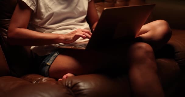 Γυναίκα Κάθεται Στον Καναπέ Φορητό Υπολογιστή Στην Αγκαλιά Δακτυλογράφηση Γυναικείων — Αρχείο Βίντεο