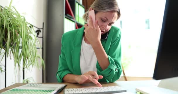 Schöne Geschäftsfrau Konzentrierte Sich Auf Multitasking Mit Laptop Computer Sprechen — Stockvideo