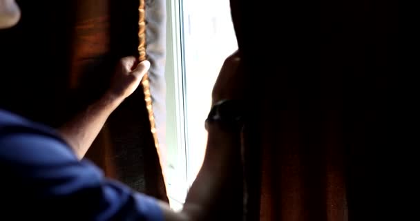 Erkek Eli Kalın Perdeleri Pencereden Uzaklaştırır Yeni Günün Parlak Sabah — Stok video