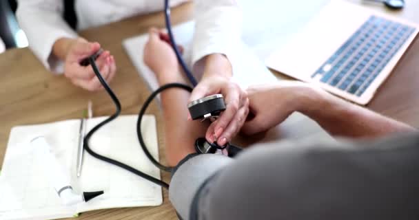 Médico Usa Esfigmomanômetro Com Estetoscópio Para Verificar Pressão Arterial Paciente — Vídeo de Stock