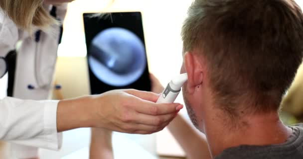Otorhinolaryngolog Vyšetřuje Ucho Pacienta Pomocí Digitálního Otoskopu Obrazem Test Sluchu — Stock video