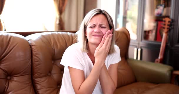 Mulher Jovem Bonita Que Sofre Dor Severa Terrível Nos Dentes — Vídeo de Stock