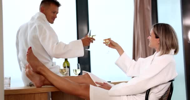 Kadın Erkek Otel Odasında Şarap Içiyorlar Romantik Bir Akşam Balayı — Stok video