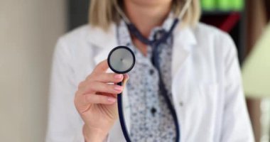 Doktor kardiyolog steteskop onaylandı. Kaliteli tıbbi hizmetler için öneriler