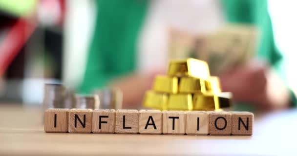 Инфляционное Слово Золотыми Слитками Бизнесменами Считающими Деньги Экономический Кризис Санкции — стоковое видео