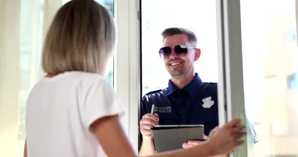 Polizist Kommuniziert Verhör Mit Frau Haustür Nachbar Und Zeuge Des — Stockvideo