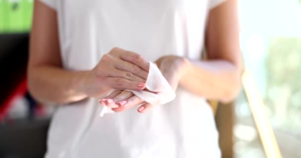 Δεξί Χέρι Σκουπίζει Αριστερό Χέρι Κομμάτι Βρεγμένου Υφάσματος Καθαριστικό Χεριών — Αρχείο Βίντεο