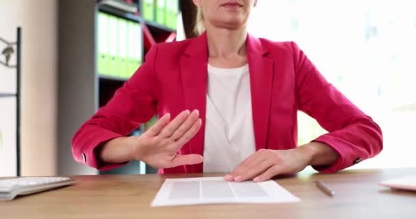 Vrouwelijke Baas Cliënt Weigert Een Document Ondertekenen Negatieve Gebaar Afwijzing — Stockvideo
