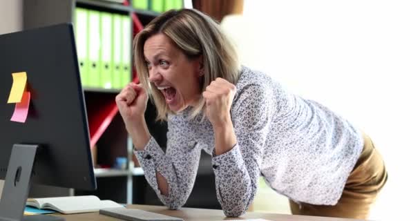 Возбужденная Женщина Испытывает Эйфорию Празднуя Успех Онлайн Победы Бизнесвумен Довольна — стоковое видео