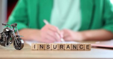 Motosiklet sigortası belgesi ya da kira sözleşmesi imzalayan adam. Sözleşmeye veya anlaşmaya imza yazılıyor