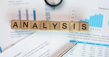 Finans sektörü raporundaki kelimelerin döküman analizi. Analitik grafik ve grafikler ve planlama kavramı