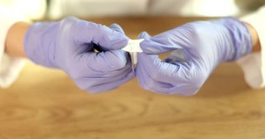Eldivenli doktor vajinal kullanım için fitil açıyor. Tıbbi fitiller ve kullanım durdurma