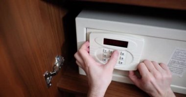 Ev ya da ofis için küçük bir dijital kasa açmak üzere. Otel kasası dolapta ve turistlerden para çalıyor.