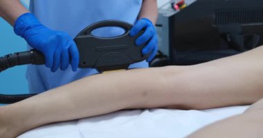 Profesyonel güzellik salonunda bacak epilasyonu geçiren bir kadın. Lazer tüy temizleme tüy ayıklama kavramı