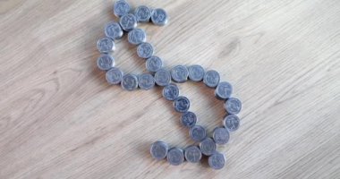 Bozuk para yığınlarından dolar işareti yakın plan. Amerikan ekonomisinde finansal yatırım sermayesi